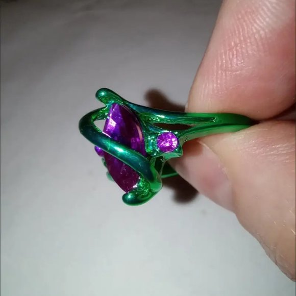 BEAUTIFUL ring for women  sz 8 green ring with purple stones  ... R56 - Picture 6 of 8
